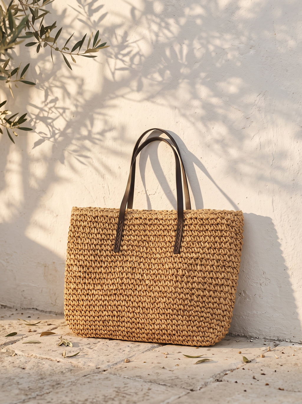 Bolso capazo tejido XL Menorca apoyado en pared encalada mediterranea