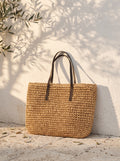 Bolso capazo tejido XL Menorca apoyado en pared encalada mediterranea