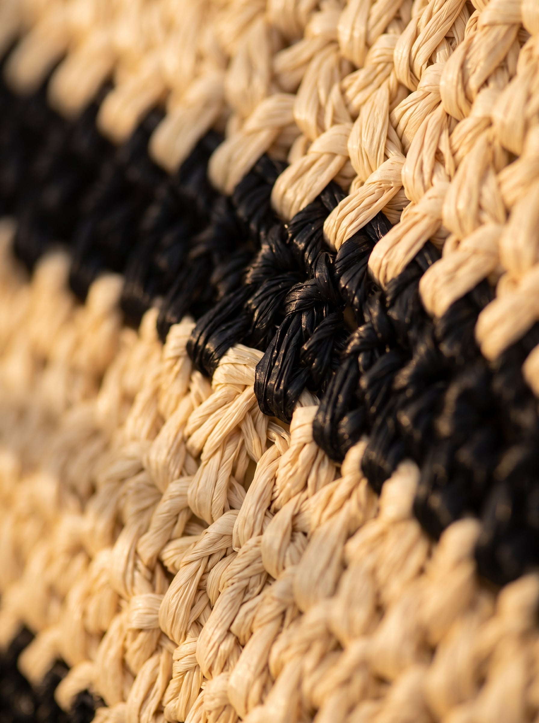 Primer plano del tejido de crochet a rayas