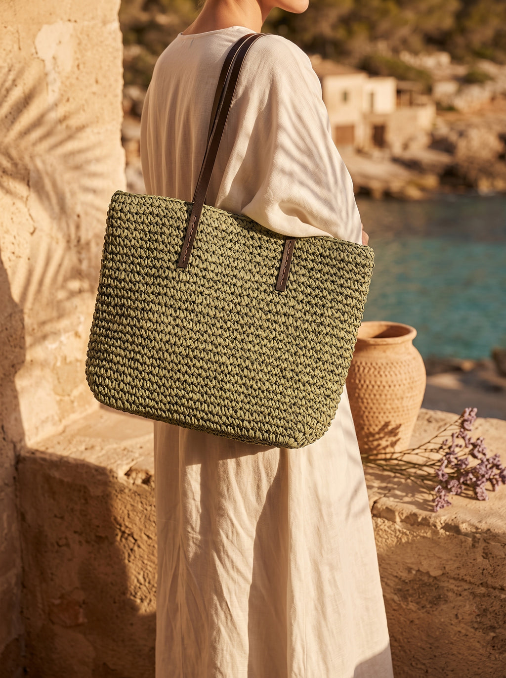 Bolso capazo tejido al hombro con vestido midi