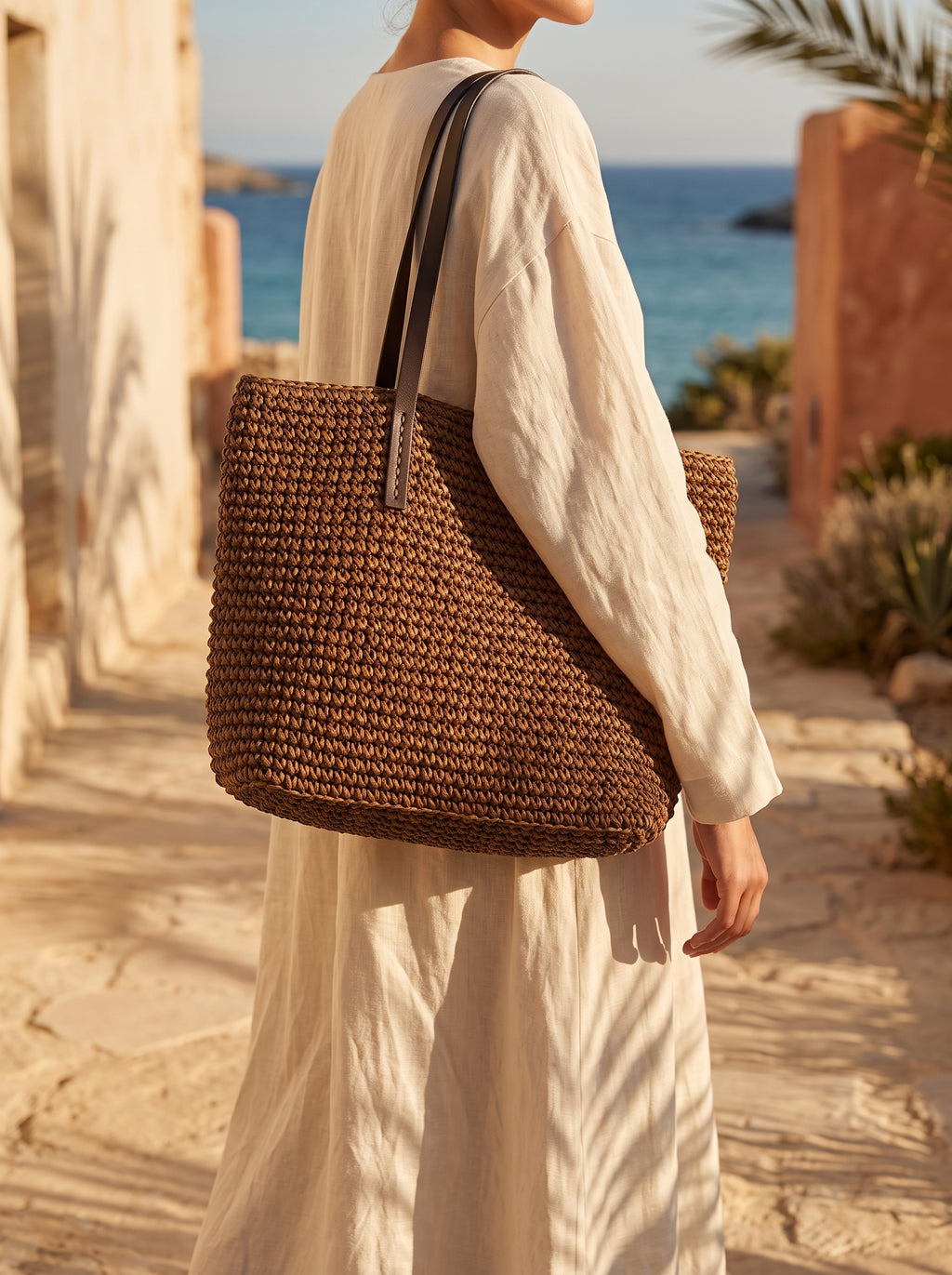 Bolso capazo tejido marron llevado al hombro
