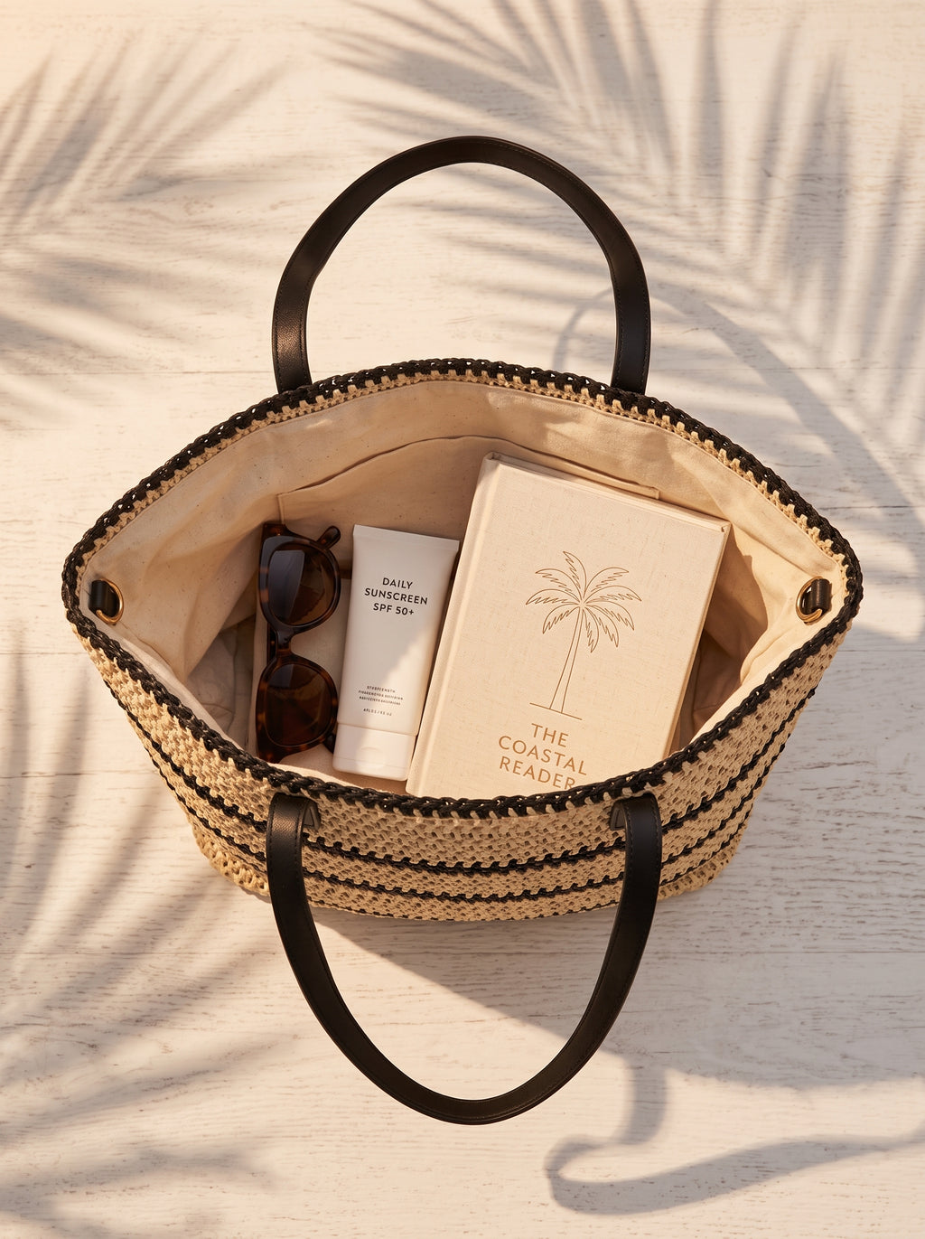 Bolso de crochet abierto con gafas de sol