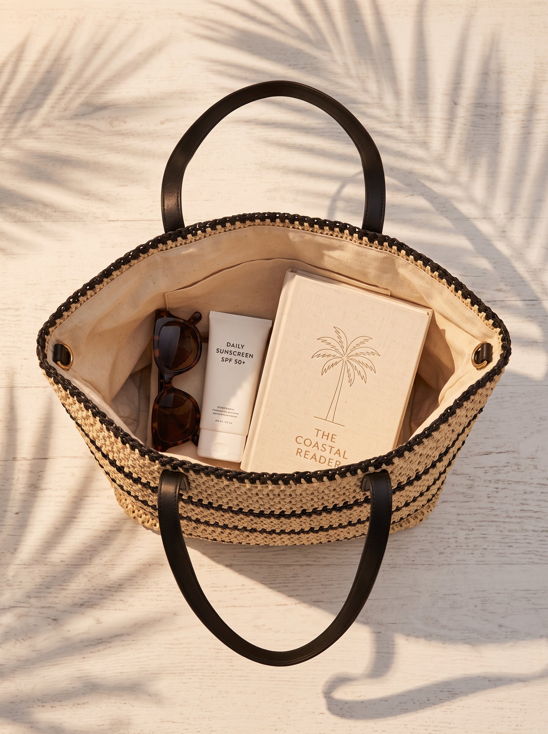 Bolso de crochet abierto con gafas de sol