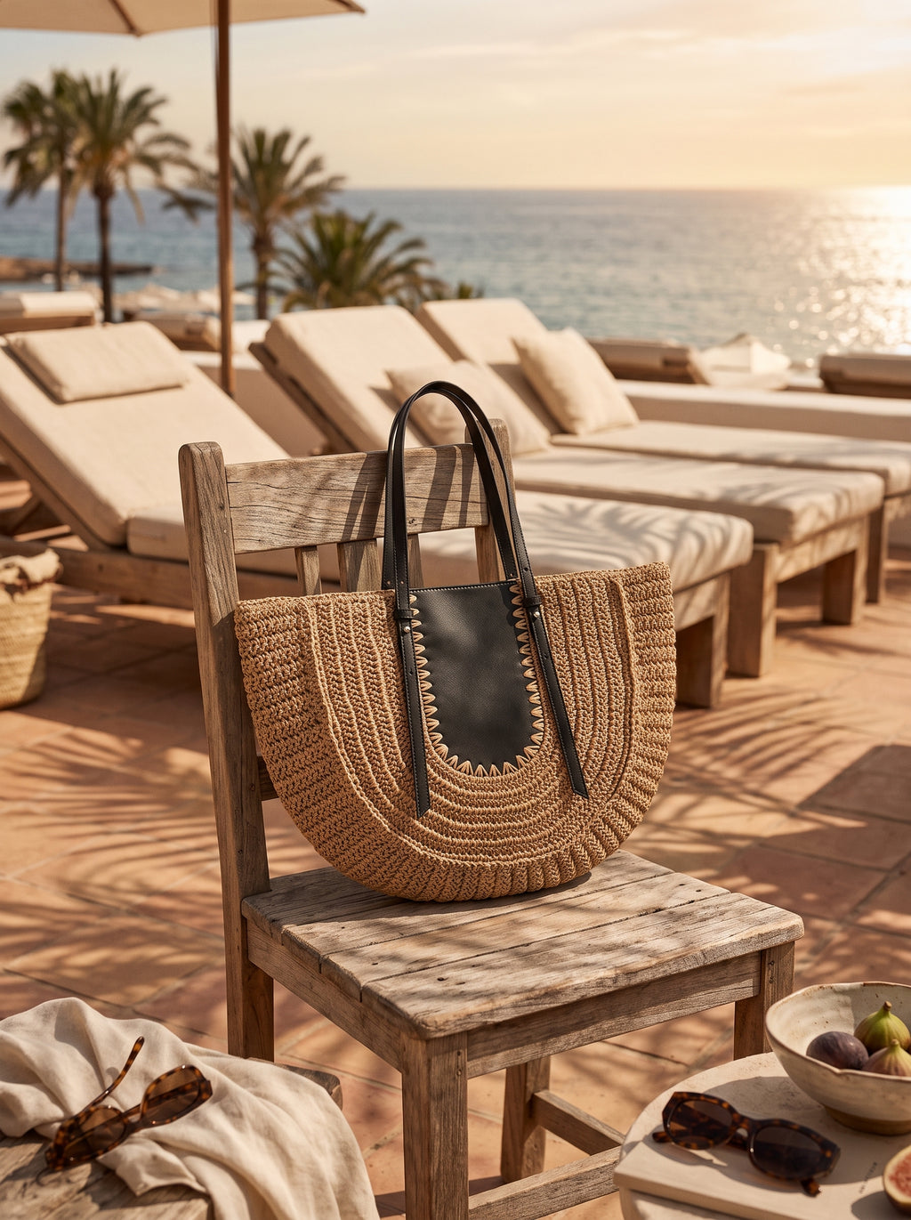Bolso semicirculo tejido sobre silla de madera