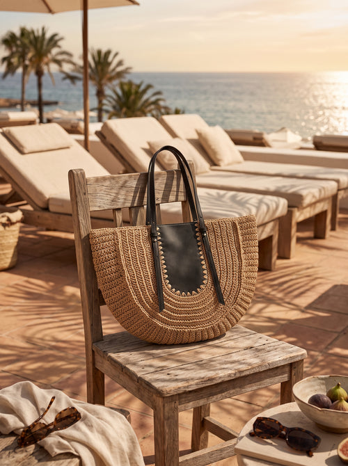 Bolso semicirculo tejido sobre silla de madera